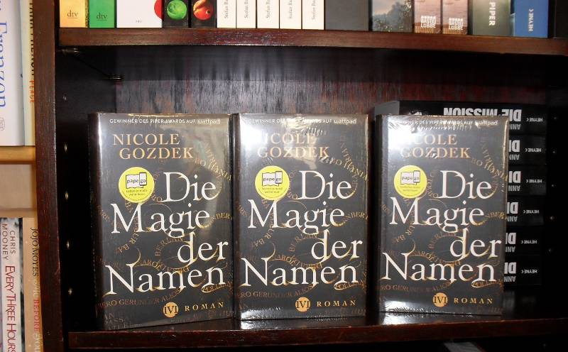 Exemplare meines Romans "Die Magie der Namen" in der örtlichen Buchhandlung
