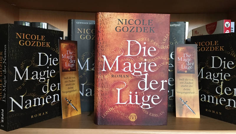 "Die Magie der Lüge" steht im Regal mit anderen Büchern