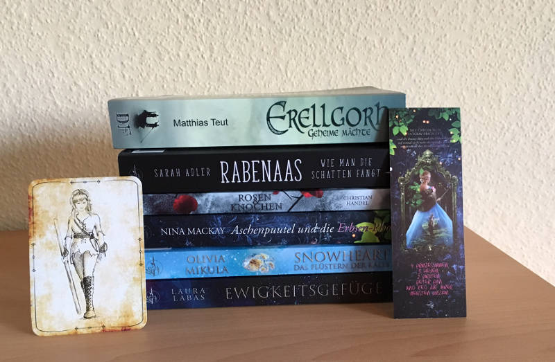 Stapel aus 6 Büchern, ein Lesezeichen und einer Karte