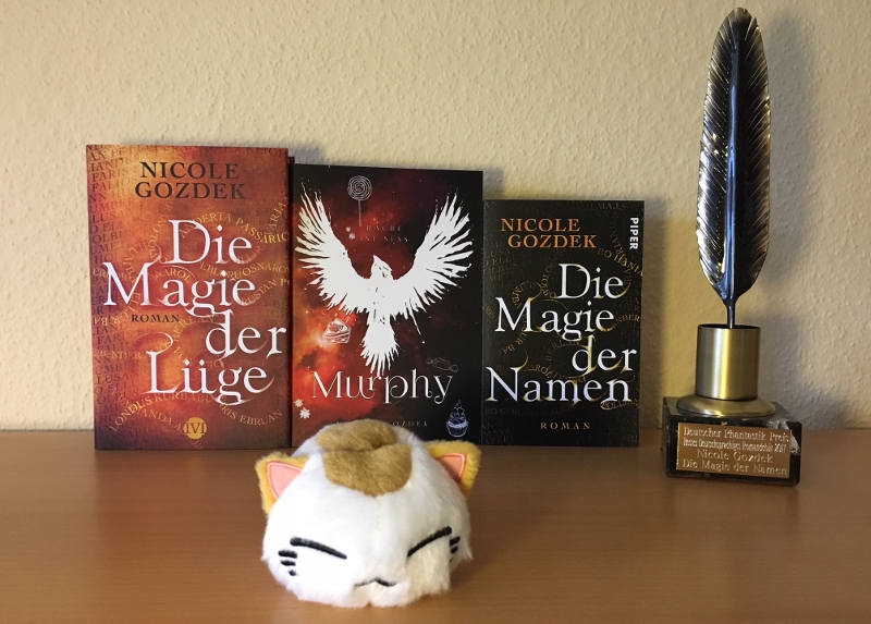 drei Fantasyromane, Preis und Kuscheltier in Katzenform
