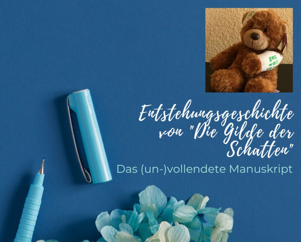 Teddy mit medizinischer Binde in einer Ecke, sowie Blumen, einem Stift und Text